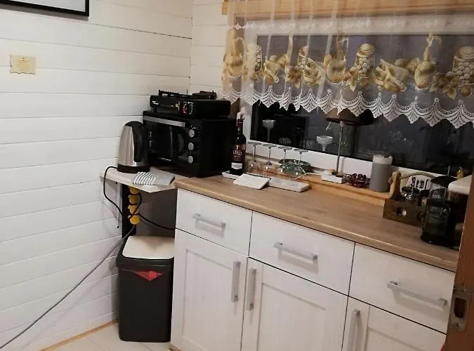 シャレー Saviaugu Majake Polvamaal *