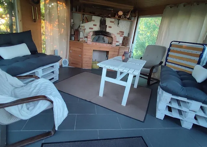 シャレー Saviaugu Majake Polvamaal *